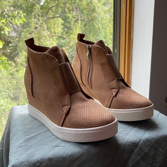 CCOCCI Shoes - Tan Wedge Sneakers - Sz 8
